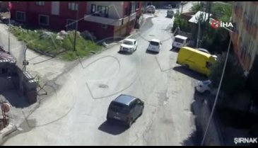 Kontrolden çıkan otomobil dükkana daldı