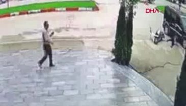 Bursa'da, motosiklet ile hafif ticari aracın kaza anı kamerada