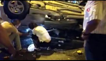 İstanbul'da feci kaza! Bir kişi otomobilde sıkıştı