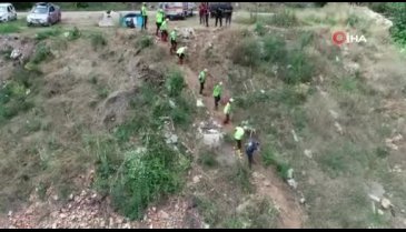 Bursa'da arama ekipleri sarp kayalardan oluşan dere yatağında genç kızı böyle arıyor