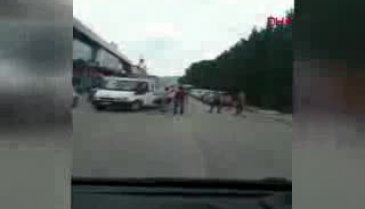 Bursa'da, levye ve satırlı kavga kamerada!
