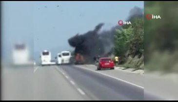 Bursa'da seyir halindeki otomobil alev alev yandı
