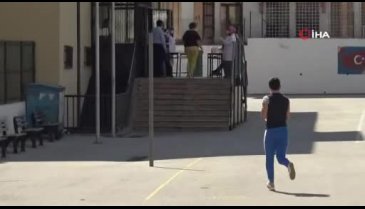 Bursa'da bazı öğrenciler sınava son dakika yetişti