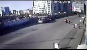 Otomobilin çarptığı yaya metrelerce havaya uçtu!