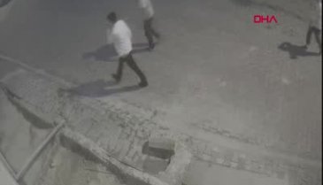 Hırsızlık şüphelisi kamerayı görünce pişkince hareketler sergiledi
