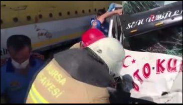 Bursa İzmir karayolunda tır ile çekici çarpıştı trafik durdu!