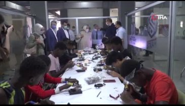 Bursa'da liseli gençler virüsü önleyecek akıllı otobüs tutacağı üretti