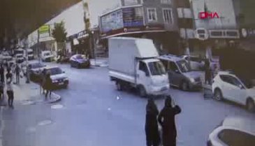 Kamyonetin çocuğa çarpması kamerada