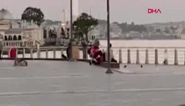 Erkek arkadaşını yere yatırıp dövdü!