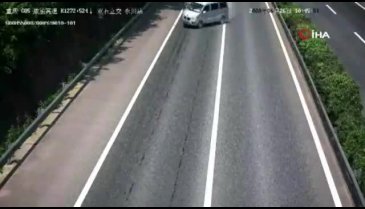 Alev alev yanan araçtan son anda kurtuldular