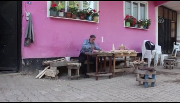 Bursa'da kavak ağacından yaptığı uçaklarla 20 yıldır çocukları sevindiriyor