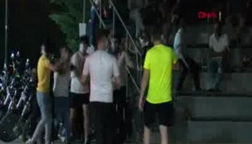 Bursa'da sosyal mesafe ve maskeyi unutup, parkta horon oynadılar