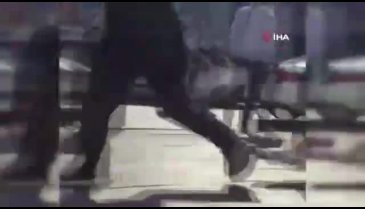 Dört kadın sokak ortasında bir adamı dövdü