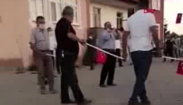 Maske ve mesafeli düğün halayı