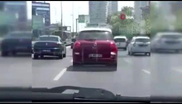 Kadın sürücü kucağında köpek ile araç kullandı
