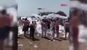 Bursa'da sahildeki köpük partisinde koronavirüs unutuldu
