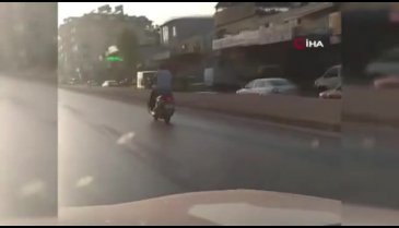 Çılgın motosikletçi canını hiçe sayarak ölüme meydan okudu