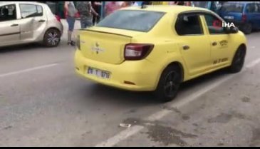 Bursa'da iki otomobil arasında kalan yaya ölümden döndü