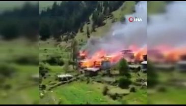 Artvin'de köy evleri yanıyor