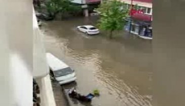 Bursa İnegöl'de sağanak nedeniyle yollar göle döndü
