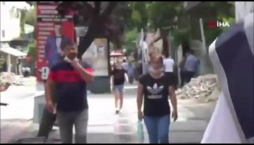 Polisi gören vatandaşlar, maskelerine sarıldılar