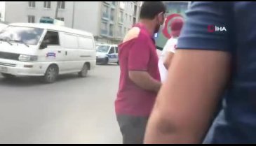 Nefes alamayan oğlunu ambulansa taşıyan babanın feryadı yürek yaktı