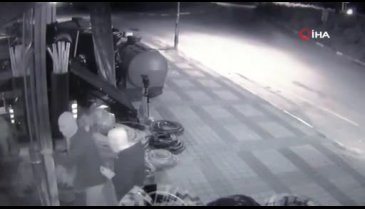 Bursa'da 15 lira çalıp kaçan maskeli hırsızlar kamerada!