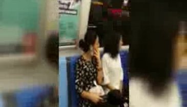 Metroda maske takmama kavgası!