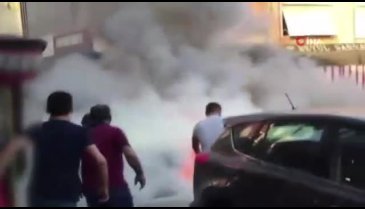 Alev alan otomobilin sürücüsü canını zor kurtardı
