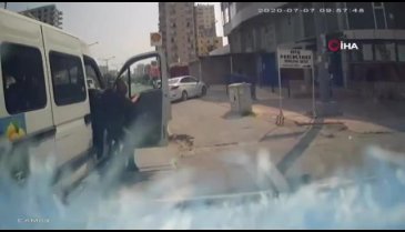 Yolcuların gözü önünde şoförü darp ettiler