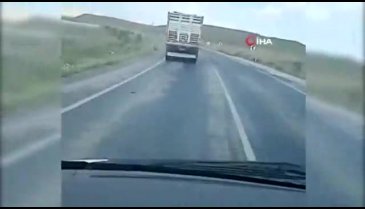 Kamyon sürücüsü ambulansa yol vermedi