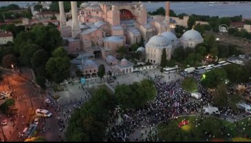 Ayasofya Meydanı'nda akşam namazı kılındı