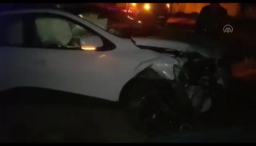 Bursa'da iki otomobil çarpıştı: 3 yaralı