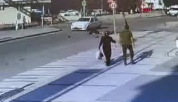 Bursa'da elektrikli bisiklet ile otomobilin çarpışma anı kamerada