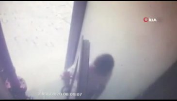 Televizyon hırsızları güvenlik kamerasına takıldı