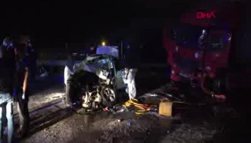 TIR'ın altına giren otomobilde can verdiler