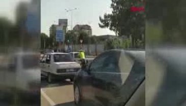 Bursa'da trafik polisi yolda kalan otomobili iterek, sürücüye yardım etti