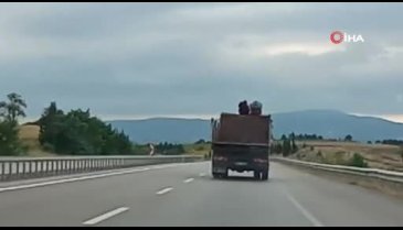 Bursa'da kamyon üstünde tehlikeli yolculuk kamerada