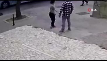 Sokak ortasında bıçaklı sopalı kavga kamerada