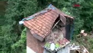 Rize'de heyelan anı kameralara yansıdı
