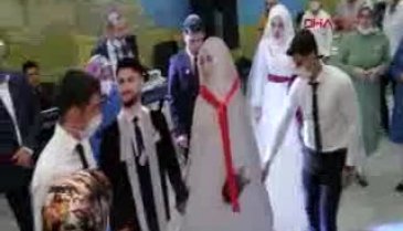 Düğünde takılar, gelin ve damadın karton maketlerine takıldı
