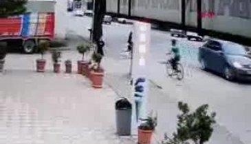 Bursa'da minibüsün 5 yaşındaki çocuğa çarpma anı kamerada