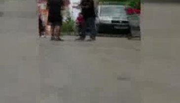 Bursa'da sokak hayvanlarından rahatsız olduğunu söyleyip, hayvanseverlerle tartıştı