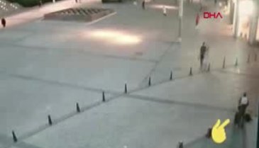 Cezayirli 2 kapkaççı İngilizin çantasını çaldı