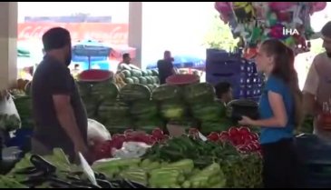 Kameraları gören maskesiz esnaf, poşeti maskeye çevirdi