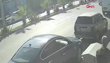 Bursa'da motosikletin yayaya çarptığı kaza, kamerada