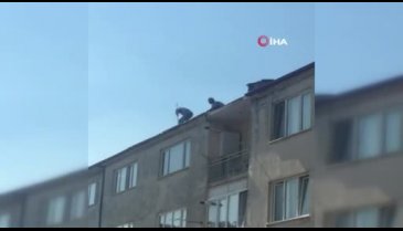 Bursa'da binanın çatısında ustaları görenlerin yüreği ağzına geldi