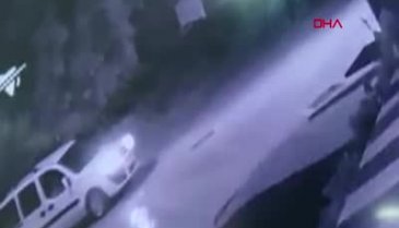 Bursa'da iki kişinin yaralandığı kaza kamerada