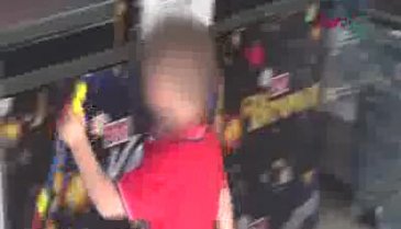 Sokak ortasında çocuğunu dövdü, imdadına vatandaşlar koştu