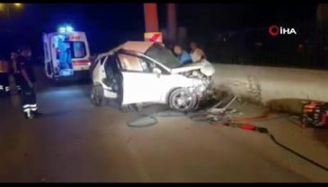 Bursa'da elektrik direğine çarpan otomobil ikiye bölündü: 3 ölü, 1 yaralı